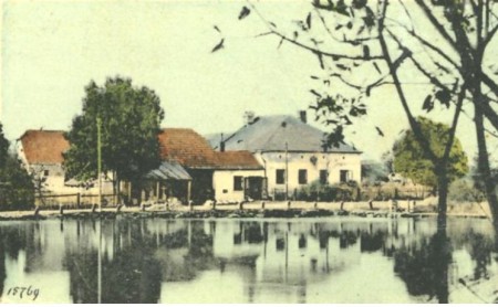 C.K. Poštovní úřad. Z rybíčka v popředí později vybudována požární nádrž Sádka.